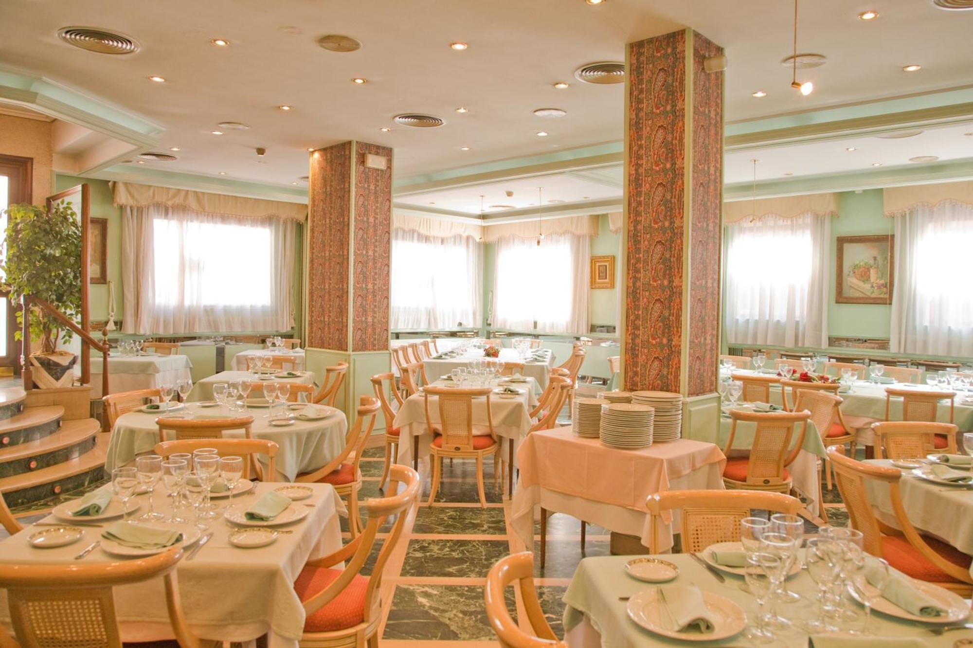 Hotel Tibur Zaragoza Restaurang bild
